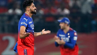 IPL 2025 : RCB से दूर होने के बाद सिराज हुए इमोशनल, कहा - कोहली ने रिटेन किया लेकिन... Royal Challengers Bengaluru's Mohammed Siraj celebrates after taking the wicket