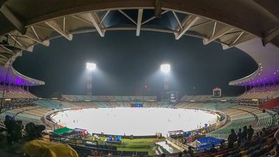 KKR vs RCB के बीच क्या 5-5 ओवर का होगा मैच, अगर बारिश से रद्द हुआ मुकाबला तो क्या होगा? जानें सब कुछ Ground staff cover the field at the Eden Gardens amid rain, ahead of an Indian Premier League (IPL) 2025 T20 cricket match between Kolkata Knight Riders and Royal Challengers