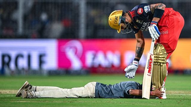 IPL 2025: विराट कोहली के लिए फैन ने लांघी दीवार, दौड़ता हुआ सीधे भारतीय स्टार के पैरों में गिरा, फिर बाहर निकाले जाने से पहले..., Video विराट कोहली के पैरों को छूता फैन