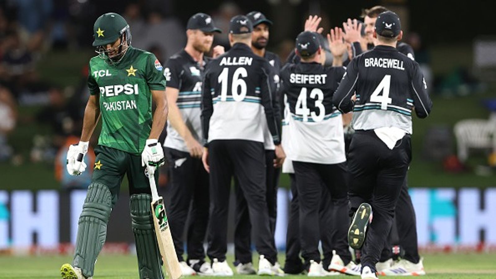NZ vs PAK: न्यूजीलैंड के 220 रन के जवाब में 105 रन पर ढेर पाकिस्तान, चौथे टी20 मैच में 115 रन से मिली हार, सीरीज भी गंवाई NZ vs PAK: न्यूजीलैंड के 220 रन के जवाब में 105 रन पर ढेर पाकिस्तान, चौथे टी20 मैच में 115 रन से मिली हार, सीरीज भी गंवाई