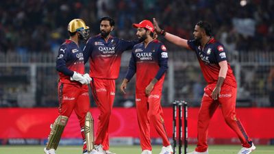 IPL 2025 का पहला मैच तो RCB जीत गई लेकिन विराट कोहली वाली टीम के माथे पर ये बुरी खबर सुनकर पसीने आ जाएंगे! SportsTak Hindi