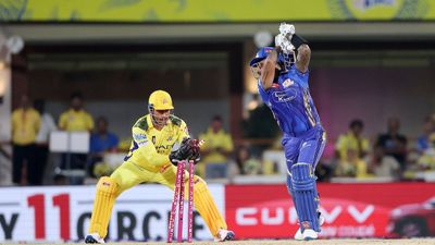 43 साल के धोनी ने सूर्यकुमार यादव के उड़ाए होश, सिर्फ 0.12 सेकंड में चीते की रफ्तार से की स्टम्पिंग, वायरल VIDEO ने मचाई धूम SportsTak Hindi