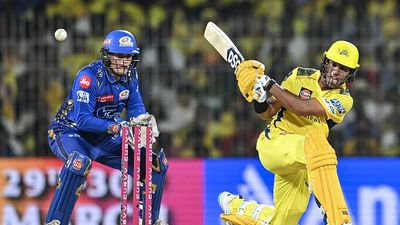 CSK vs MI: चेन्नई सुपर किंग्स ने जीत के साथ किया आगाज, घरेलू मैदान पर छाए रचिन और नूर, मुंबई को दी 4 विकेट से पटखनी SportsTak Hindi