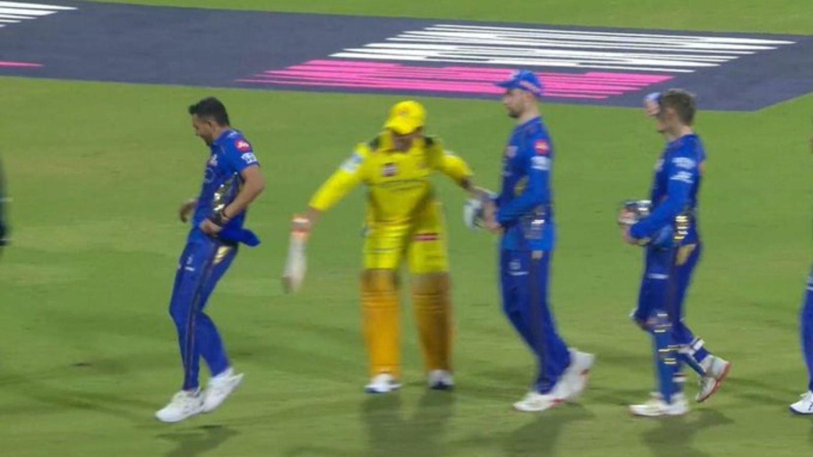 CSK vs MI: एमएस धोनी ने मुंबई को हराने के बाद दीपक चाहर को सिखाया 'सबक', सबके सामने मारा बल्ला, देखिए Video CSK vs MI: एमएस धोनी ने मुंबई को हराने के बाद दीपक चाहर को सिखाया 'सबक', सबके सामने मारा बल्ला, देखिए Video