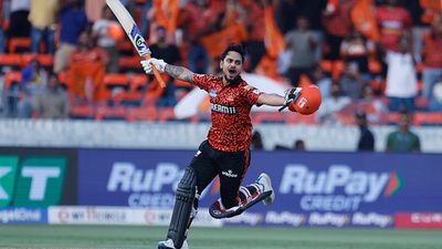 'इशान किशन ने रोहित शर्मा-अजीत अगरकर को टार्गेट कर मनाया सेंचुरी का जश्न', इंग्लैंड के पूर्व कप्तान ने ये क्या कह दिया SportsTak Hindi