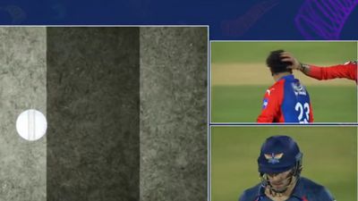 रोहित शर्मा के बाद अब IPL में कुलदीप यादव से तंग हुए अक्षर पटेल, DRS गलत लेने पर सिरा पर मारा हाथ, वीडियो वायरल SportsTak Hindi