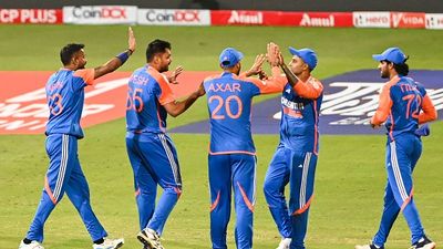 IPL 2025 सीजन के लिए फिट हुआ ये धाकड़ भारतीय गेंदबाज, BCCI से मिला ग्रीन सिग्नल, जानें किस टीम को मिली राहत ? Avesh Khan of India celebrate with the wicket