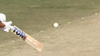 वनडे मैच में 22 साल के गेंदबाज का करिश्मा, 10 ओवर में सिर्फ 5 रन देकर लिए 4 विकेट लेकिन फिर उसकी टीम ने उसके साथ... SportsTak Hindi