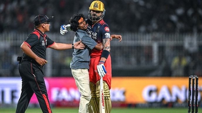 'जल्दी से भाग जा यहां से', विराट कोहली से मिलने मैदान पर घुसे फैन का अहम खुलासा, कहा- जैसे ही मैंने भैया के पैर छुए, उन्होंने...