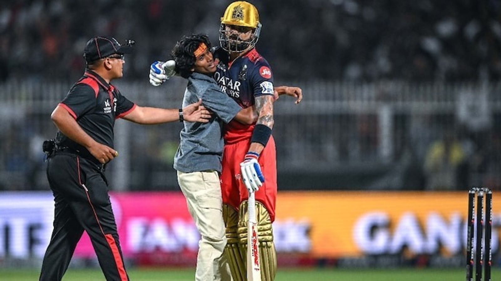 'जल्दी से भाग जा यहां से', विराट कोहली से मिलने मैदान पर घुसे फैन का अहम खुलासा, कहा- जैसे ही मैंने भैया के पैर छुए, उन्होंने... 'जल्दी से भाग जा यहां से', विराट कोहली से मिलने मैदान पर घुसे फैन का अहम खुलासा, कहा- जैसे ही मैंने भैया के पैर छुए, उन्होंने...