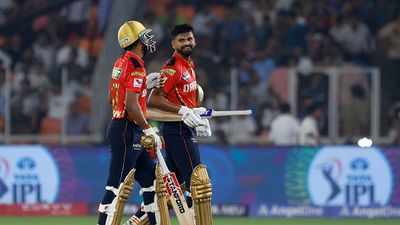 शशांक सिंह ने 97 रन बनाने वाले श्रेयस अय्यर का शतक नहीं होने दिया तो तमतमा गए फैंस, कहा - ये भी हार्दिक पंड्या... Shashank Singh and Shreyas Iyer of Punjab Kings