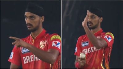 अर्शदीप सिंह के इस एक कदम से पंजाब किंग्स को मिली जीत, 13वें ओवर में बनाया मास्टरप्लान, अय्यर से बोले- उसको तुरंत मैदान पर बुलाओ SportsTak Hindi