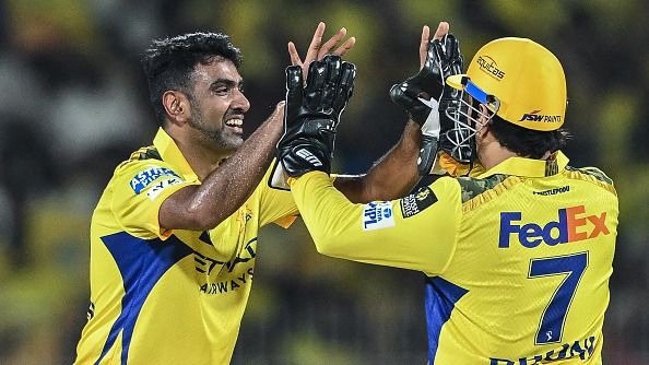 MI vs CSK मैच के दौरान मैं ड्रेसिंग रूम में था और तभी धोनी... आर अश्विन की ये कहानी सुन माही के फैंस नाचने लगेंगे
