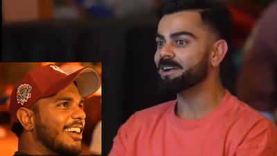 RCB के खिलाड़ी ने विराट कोहली के किट बैग से निकाली परफ्यूम, बिना पूछे किया इस्तेमाल, देखते रह गया पूर्व कप्तान, साथी खिलाड़ी का चौंकाने वाला खुलासा Virat kohli in dressing room