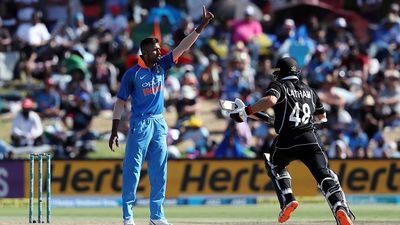 बड़ी खबर: मुंबई इंडियंस के धुरंधर को रिप्लेस करने वाले कप्तान का मैच से पहले टूटा हाथ,अब पाकिस्तान को पीटने वाले खिलाड़ी को मिली टीम की कमान SportsTak Hindi