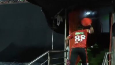 नितीश रेड्डी का फूटा गुस्सा, बिश्नोई की गेंद पर बोल्ड होने के बाद ड्रेसिंग रूम जाते समय फेंका हेलमेट और... VIDEO  Nitish kumar reddy angry