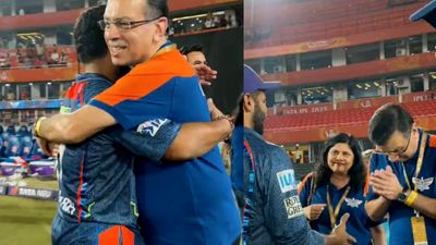 लखनऊ की जीत के बाद ऋषभ पंत नहीं बल्कि इस खिलाड़ी के आगे झुके मालिक संजीव गोयनका फिर... जीत के बाद का VIDEO वायरल  Sanjeev Goenka and Rishabh Pant and Shardul Thakur