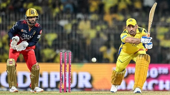 धोनी के नंबर-9 पर बैटिंग करने से भड़क उठे अंपायर और इरफ़ान पठान, कहा - स्वार्थी हैं और क्या फायदा... 