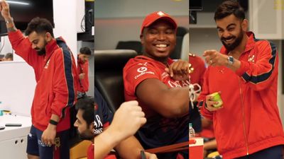 CSK को धूल चटाने के बाद जमकर नाचे RCB के खिलाड़ी, विराट कोहली ने दिखाए डांस स्टेप्स तो एनगिडी भी थिरके, VIDEO SportsTak Hindi