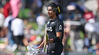 कौन हैं मोहम्मद अब्बास जिन्होंने डेब्यू में ठोकी सबसे तेज वनडे फिफ्टी, पिता ने पेशावर और पाकिस्तान रेलवे के लिए खेला मैच, अब न्यूजीलैंड के लिए छाए SportsTak Hindi