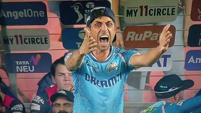 GT vs MI: गुजरात टाइटंस ने 3 गेंद में गंवाए 3 विकेट तो आशीष नेहरा ने आपा खोया, डग आउट से चिल्लाते हुए अपने बल्लेबाजों को किए ऐसे इशारे, Video SportsTak Hindi