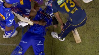IPL 2025: सूर्यकुमार यादव हेलमेट पर गेंद लगने के बाद मैदान में गिरे, काफी देर तक नहीं उठ पाए, फैंस की सांसें अटकीं, देखिए SportsTak Hindi