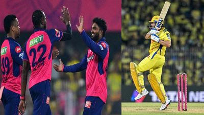 6 गेंद 19 रन के रोमांच में CSK को नहीं जिता सके धोनी, राजस्थान ने हसरंगा की जादुई फिरकी से दर्ज की पहली जीत  Rajasthan Royals players and Dhoni