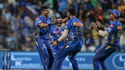 कौन हैं अश्विनी कुमार जिन्हें मुंबई इंडियंस ने दिया डेब्यू का मौका और पहली ही गेंद पर चटका डाला विकेट, पंजाब से है खास कनेक्शन SportsTak Hindi