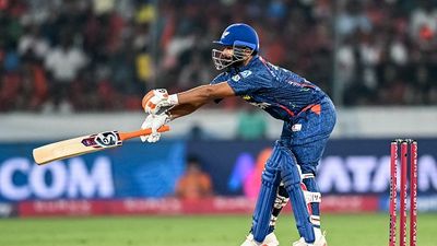 27 करोड़ क्यों दिए हैं? ऋषभ पंत तीसरे मैच में हुए बुरी तरह फ्लॉप तो फैंस ने निकाला गुस्सा, कहा- सिर्फ हवाबाजी है SportsTak Hindi