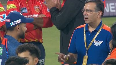 संजीव गोयनका ने लखनऊ की हार के बाद ऋषभ पंत पर उठाई उंगली, नजरें झुकाकर खड़े रहे कप्तान, तीखी बातचीत की तस्वीर देख याद आए केएल राहुल SportsTak Hindi