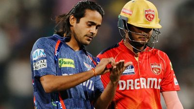 LSG के गेंदबाज पर गिरी बीसीसीआई की गाज, PBKS के बल्लेबाज के पास नोटबुक सेलिब्रेशन करने के लिए मिली तगड़ी सजा SportsTak Hindi