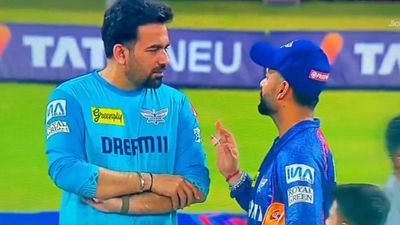 LSG की हार के बाद लखनऊ के क्यूरेटर पर भड़के मेंटॉर जहीर खान, लगाए गंभीर आरोप, बोले- ऐसा लगा जैसे पंजाब का क्यूरेटर आया हो SportsTak Hindi