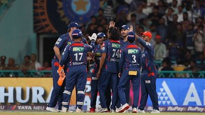 लखनऊ सुपर जायंट्स को हार के बाद लगा एक और झटका, मैच विनर गेंदबाज की वापसी टली, चोट पर आई बड़ी अपडेट SportsTak Hindi