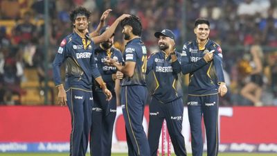 RCB vs GT: मोहम्मद सिराज और जॉस बटलर ने रोका आरसीबी का विजयी रथ, गुजरात टाइटंस आठ विकेट से जीते SportsTak Hindi