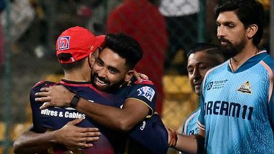 RCB के खिलाफ खेलकर भावुक हुए मोहम्मद सिराज, कहा- मैं यहां 7 साल तक रहा लेकिन मैंने जैसे ही गुजरात की जर्सी पहनी, मुझे आशीष नेहरा ने... SportsTak Hindi