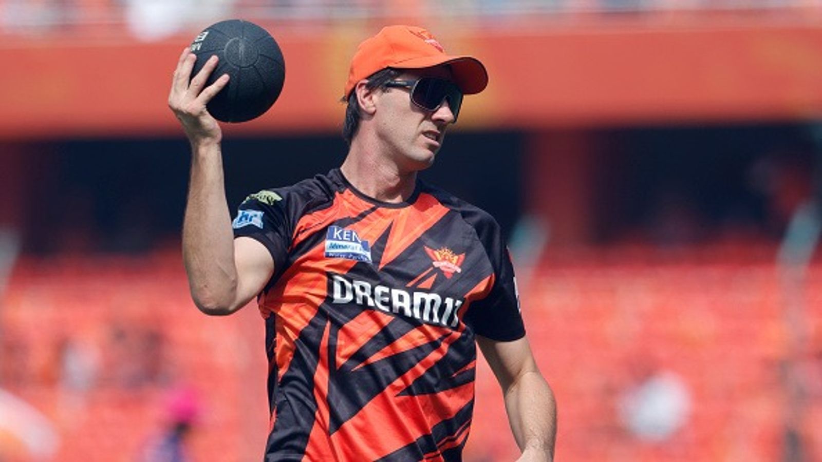 KKR के सामने गेंदबाजी चुनने के बाद पैट कमिंस ने अपने बल्लेबाजों को सुनाया, कहा - लापरवाही से हम... KKR के सामने गेंदबाजी चुनने के बाद पैट कमिंस ने अपने बल्लेबाजों को सुनाया, कहा - लापरवाही से हम...