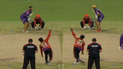 एक गेंद बाएं हाथ से तो दूसरी दाएं से, डेब्यू में चौथी ही गेंद पर लिया विकेट, सनराइजर्स हैदराबाद ने खिलाया करिश्माई खिलाड़ी, देखिए Video SportsTak Hindi