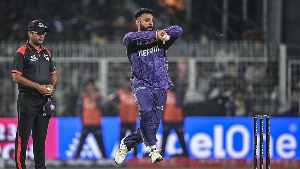 IPL 2025 Purple Cap standings: सनराइजर्स हैदराबाद के खिलाफ तीन विकेट लेकर तीसरे स्‍थान पर पहुंचे वरुण चक्रवर्ती, अब इन गेंदबाजों से पर्पल कैप की जंग