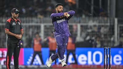 IPL 2025 Purple Cap standings: सनराइजर्स हैदराबाद के खिलाफ तीन विकेट लेकर तीसरे स्थान पर पहुंचे वरुण चक्रवर्ती, अब इन गेंदबाजों से पर्पल कैप की जंग SportsTak Hindi