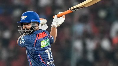 ऋषभ पंत ने 3 मैच में सिर्फ 17 रन बनाने के बाद अपनी फॉर्म पर तोड़ी चुप्पी, कहा - 'हम इसी फैशन में खेलना चाहते हैं' SportsTak Hindi