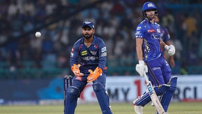 लखनऊ सुपर जायंट्स को दोहरा झटका, ऋषभ पंत और दिग्वेश राठी पर BCCI ने ठोका लाखों का जुर्माना SportsTak Hindi