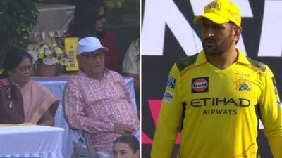CSK vs DC: एमएस धोनी के माता-पिता चेन्नई-दिल्ली मैच देखने पहुंचे, सोशल मीडिया और फैंस में मची खलबली SportsTak Hindi