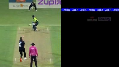 PAK vs NZ मैच के बीच अचानक हुआ अंधेरा तो जान बचाकर भागा पाकिस्तानी बैटर, फैंस बोले - 'अंडरटेकर कहां है' Lights suddenly went out during Pakistan-New Zealand match