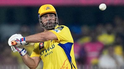 एमएस धोनी के रिटायरमेंट की अटकलों पर स्टीफन फ्लेमिंग का बड़ा बयान, चेन्नई की हार के बाद बता दी पूरी कहानी MS Dhoni (Courtesy: AP)