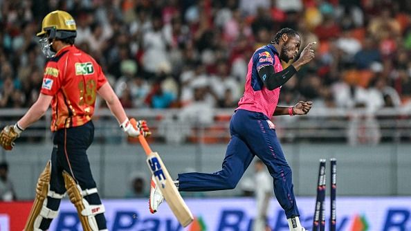 यशस्वी की दमदार फिफ्टी और आर्चर के कहर से जीती राजस्थान, पंजाब को उसके घर में मिली सीजन की पहली हार Rajasthan Royals' Jofra Archer (R) celebrates after taking the wicket of Punjab Kings' Priyansh Arya