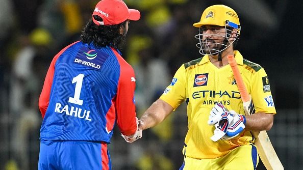 CSK की हार के तुरंत बाद धोनी से मिलने पहुंचा दिल्ली कैपिटल्स का ये युवा खिलाड़ी, ड्रेसिंग रूम की फोटो वायरल