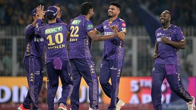 KKR ने जिसे 2 मैच बाद निकाला उसने ठोका तिहरा शतक, 58 चौके-छक्कों से मचाई मार, बनाया 150 साल का रिकॉर्ड Kolkata Knight Riders players in frame