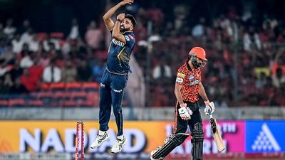 सिराज के कहर और कप्तान गिल की फिफ्टी से गुजरात ने 153 रन के लक्ष्य का बनाया खिलौना, हैदराबाद को लगातार मिली चौथी हार Gujarat Titans' Mohammed Siraj