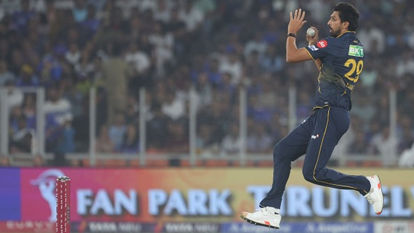 इशांत शर्मा की खराब बॉलिंग के बाद 25 फीसदी मैच फीस कटी, SRH पर जीत के बाद गुजरात के स्टार को BCCI ने दी सजा इशांत शर्मा की खराब बॉलिंग के बाद 25 फीसदी मैच फीस कटी, SRH पर जीत के बाद गुजरात के स्टार को BCCI ने दी सजा