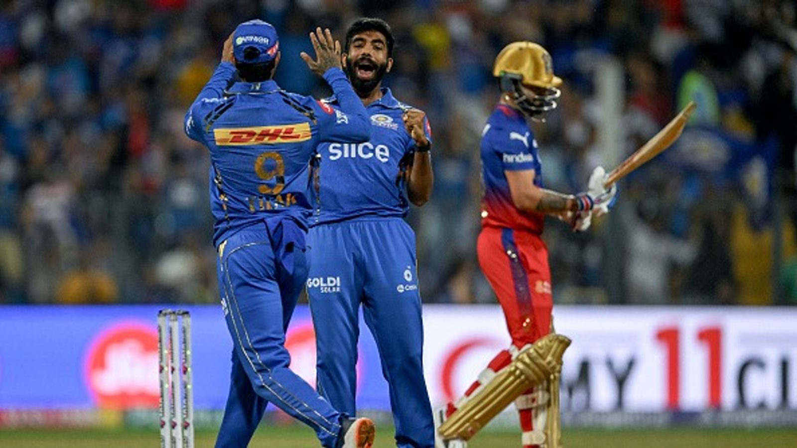 RCB vs MI: वानखेड़े के मैदान पर टकराने के लिए तैयार जसप्रीत बुमराह और विराट कोहली, जानें किसमें कितना दम RCB vs MI: वानखेड़े के मैदान पर टकराने के लिए तैयार जसप्रीत बुमराह और विराट कोहली, जानें किसमें कितना दम